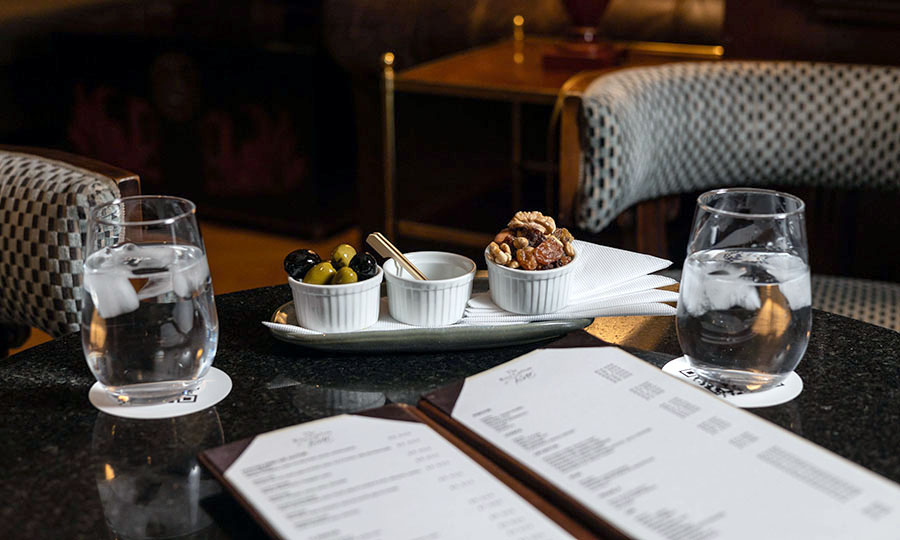 Postura de mesa en The Ritz Carlton Bar y Lobby Lounge